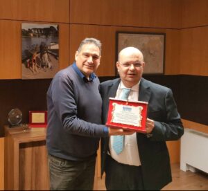 ASSOVOLO consegna al CEO di Aeroitalia la targa di ringraziamento.